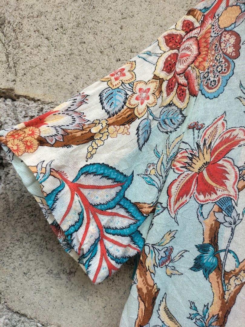 ETRO FLORAL BLOUSE (Category: Activewear) located in Aloran. Submitted by thrift_hunter73 (Listing ID 1461948938, Image 3). Description: ETRO FLORAL BLOUSE.