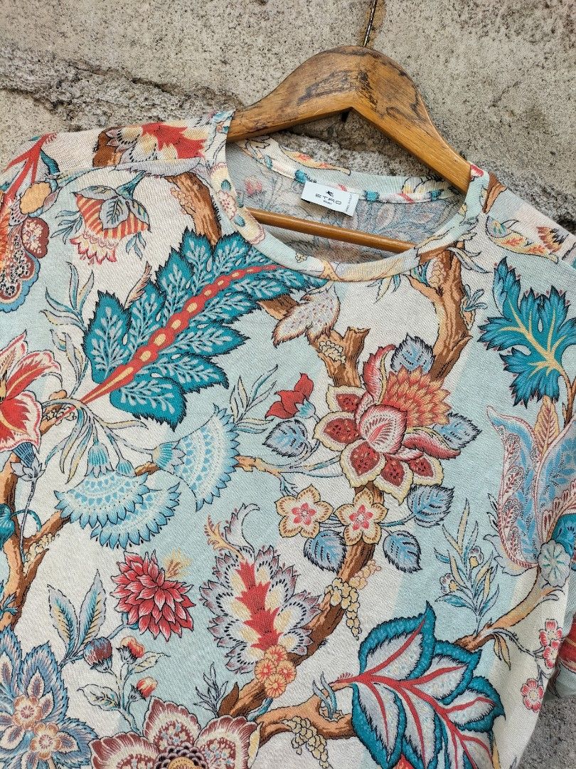 ETRO FLORAL BLOUSE (Category: Activewear) located in Aloran. Submitted by thrift_hunter73 (Listing ID 1461948938, Image 2). Description: ETRO FLORAL BLOUSE.