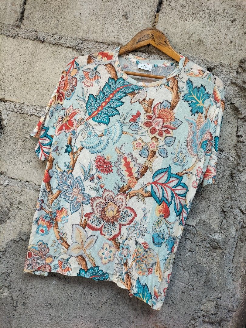 ETRO FLORAL BLOUSE (Category: Activewear) located in Aloran. Submitted by thrift_hunter73 (Listing ID 1461948938, Image 1). Description: ETRO FLORAL BLOUSE.