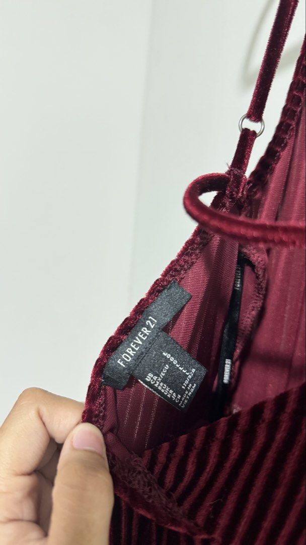 F21 Maroon Dress (Category: Dresses) located in Orani. Submitted by iveecrz (Listing ID 1461871666, Image 3). Description: Medium to Large.