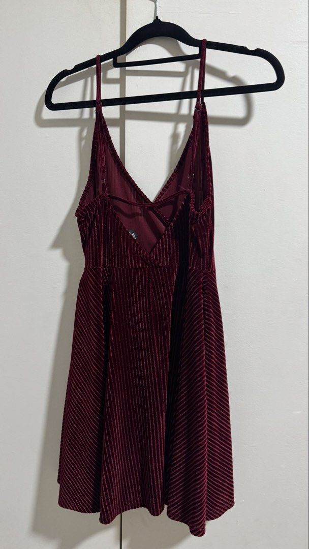 F21 Maroon Dress (Category: Dresses) located in Orani. Submitted by iveecrz (Listing ID 1461871666, Image 2). Description: Medium to Large.