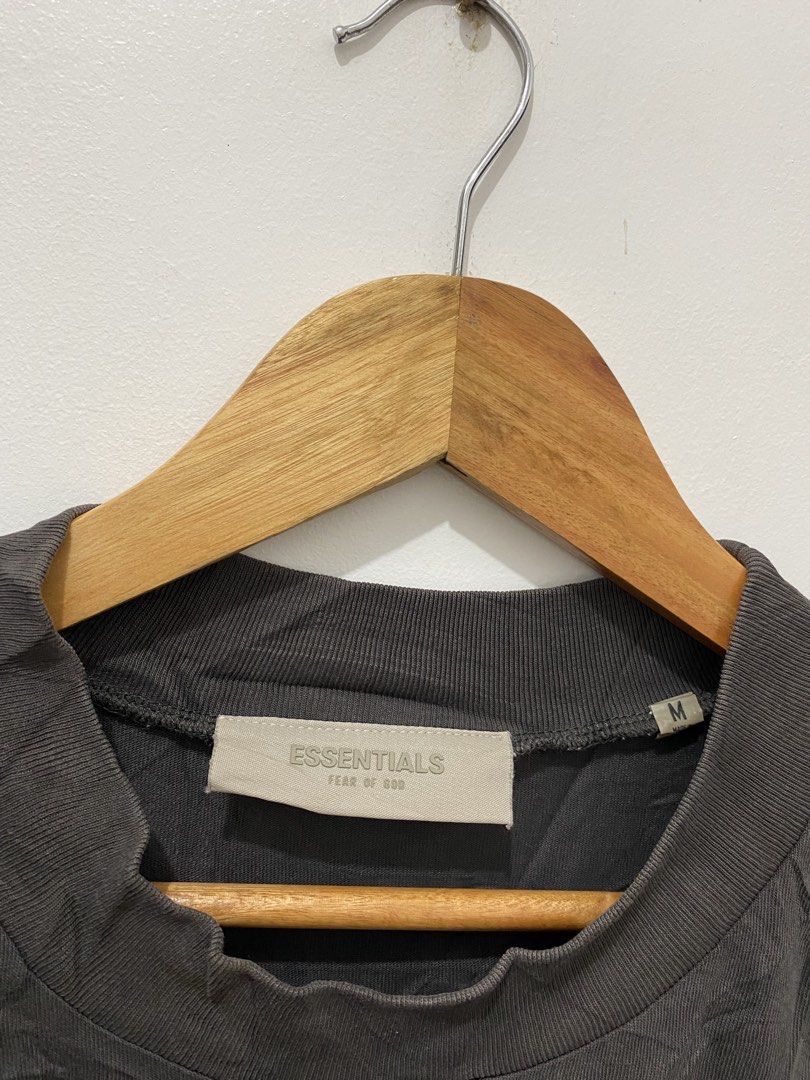 Fear of God Essentials 1977 (Category: Tshirts & Polo Shirts ) located in Naga. Submitted by jamesserra69599 (Listing ID 1461981333, Image 3). Description: MEDIUM ON TAG 22x30 COLOR RATE: 9.3/10 EXCELLENT CONDITION ISSUE: MINOR OIL STAIN.
