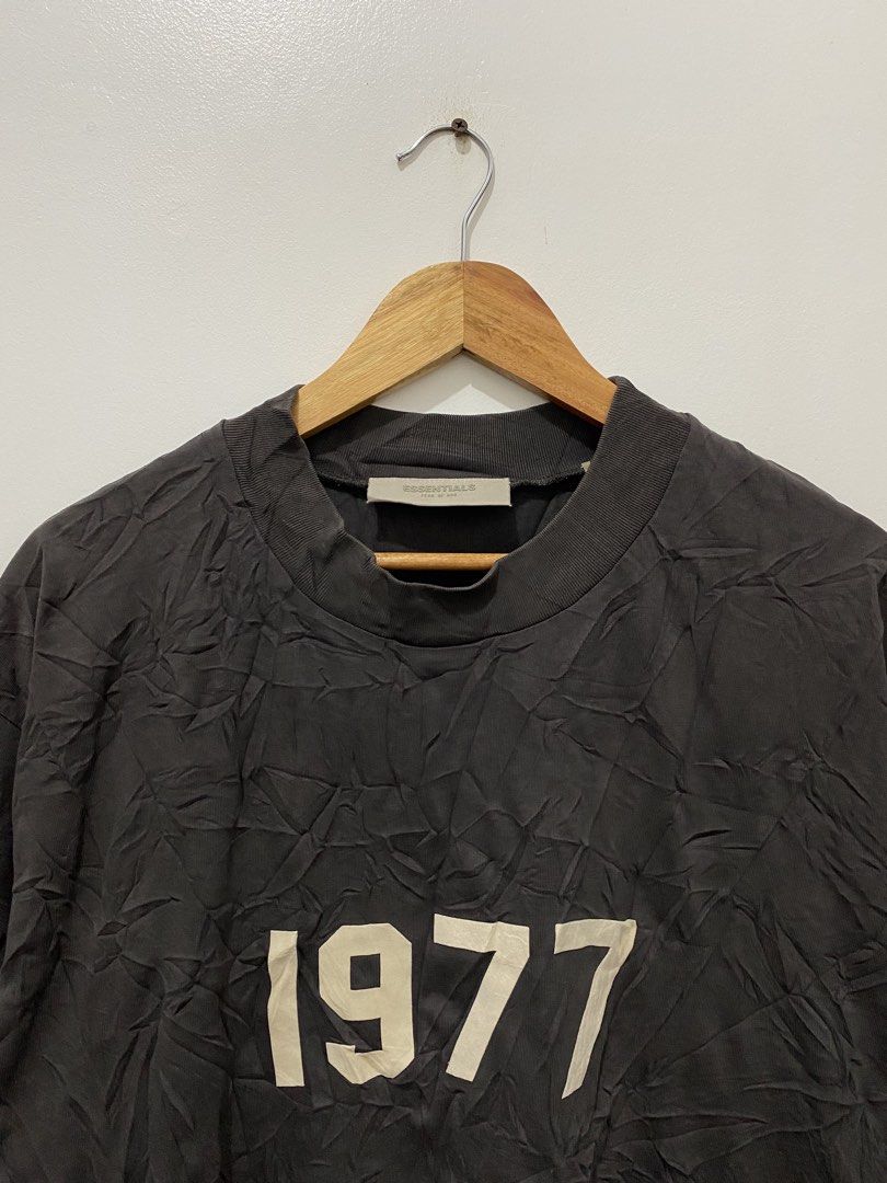 Fear of God Essentials 1977 (Category: Tshirts & Polo Shirts ) located in Naga. Submitted by jamesserra69599 (Listing ID 1461981333, Image 2). Description: MEDIUM ON TAG 22x30 COLOR RATE: 9.3/10 EXCELLENT CONDITION ISSUE: MINOR OIL STAIN.