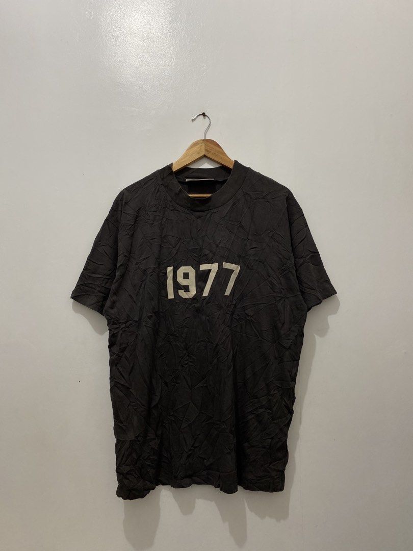 Fear of God Essentials 1977 (Category: Tshirts & Polo Shirts ) located in Naga. Submitted by jamesserra69599 (Listing ID 1461981333, Image 1). Description: MEDIUM ON TAG 22x30 COLOR RATE: 9.3/10 EXCELLENT CONDITION ISSUE: MINOR OIL STAIN.