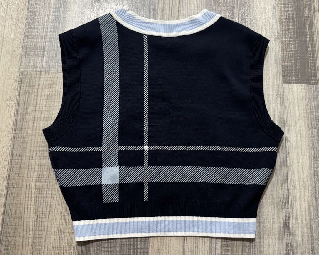 Fila Knit Top (Category: Sleeveless) located in Orani. Submitted by iveecrz (Listing ID 1461836311, Image 2). Description: Size on tag - Small (loose fit) Fits Small to Large.