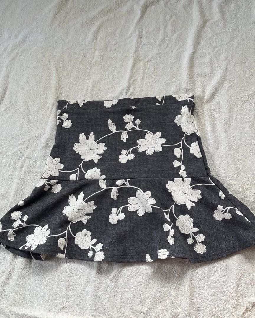 Floral Flared Skirt (Category: Skirts) located in Valenzuela. Submitted by closettee_ (Listing ID 1461926887, Image 1). Description: - Dark grey flared skirt with a white floral pattern. - Slightly textured fabric for added detail. - Comfortable, stretchy waistband for a perfect fit. - Playful, flared hemline for a fun silhouette. - Versatile: perfect for casual wear or dressing up..