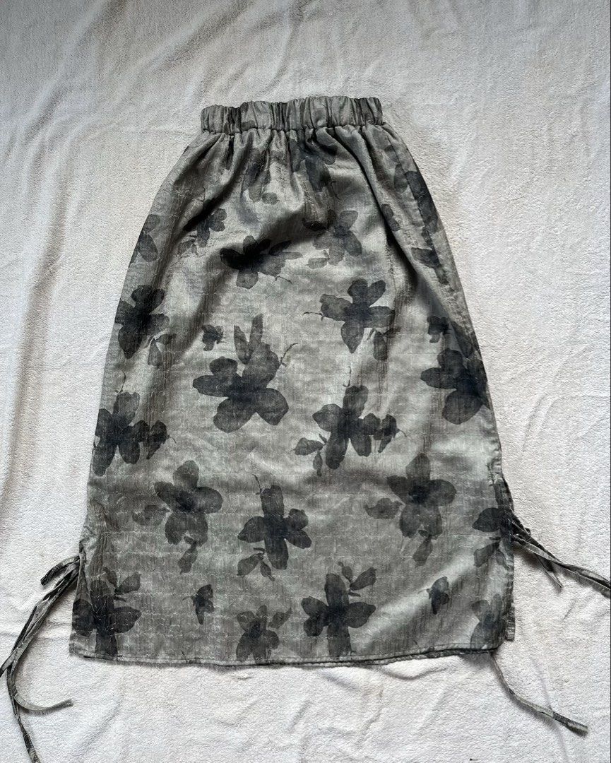 Floral Print Drawstring Skirt (Category: Skirts) located in Valenzuela. Submitted by closettee_ (Listing ID 1461927444, Image 1). Description: - Lightweight grey skirt - Dark floral print - Elasticated waistband - Adjustable side drawstring ties - Slightly crinkled fabric texture - Perfect for casual styling.
