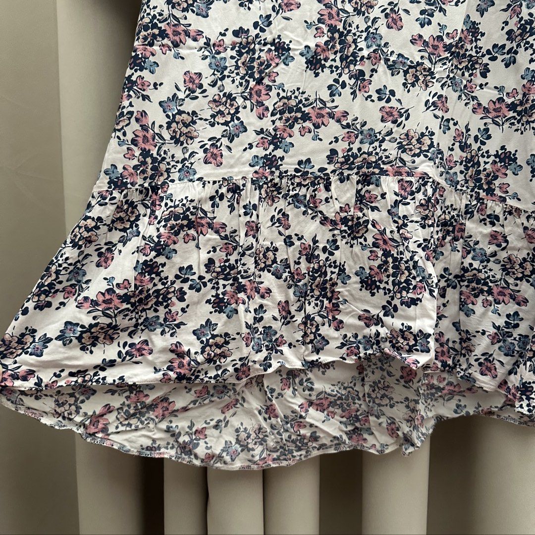 Floral Shirt (Category: Shirts) located in Cainta. Submitted by tooonico (Listing ID 1461934376, Image 2). Description: RFS: Decluttering MOP: GCash/Maya/Maribank/UB .