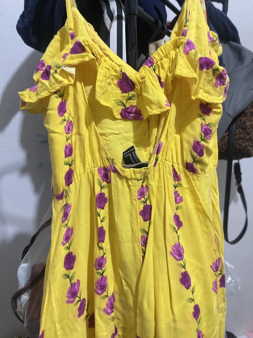 Forever 21 yellow sun dress (Category: Dresses) located in Mandaluyong City. Submitted by rojieeee05 (Listing ID 1462005774, Image 3). Description: m on tag but pina alter ko sya ng size 24 sa waistline.