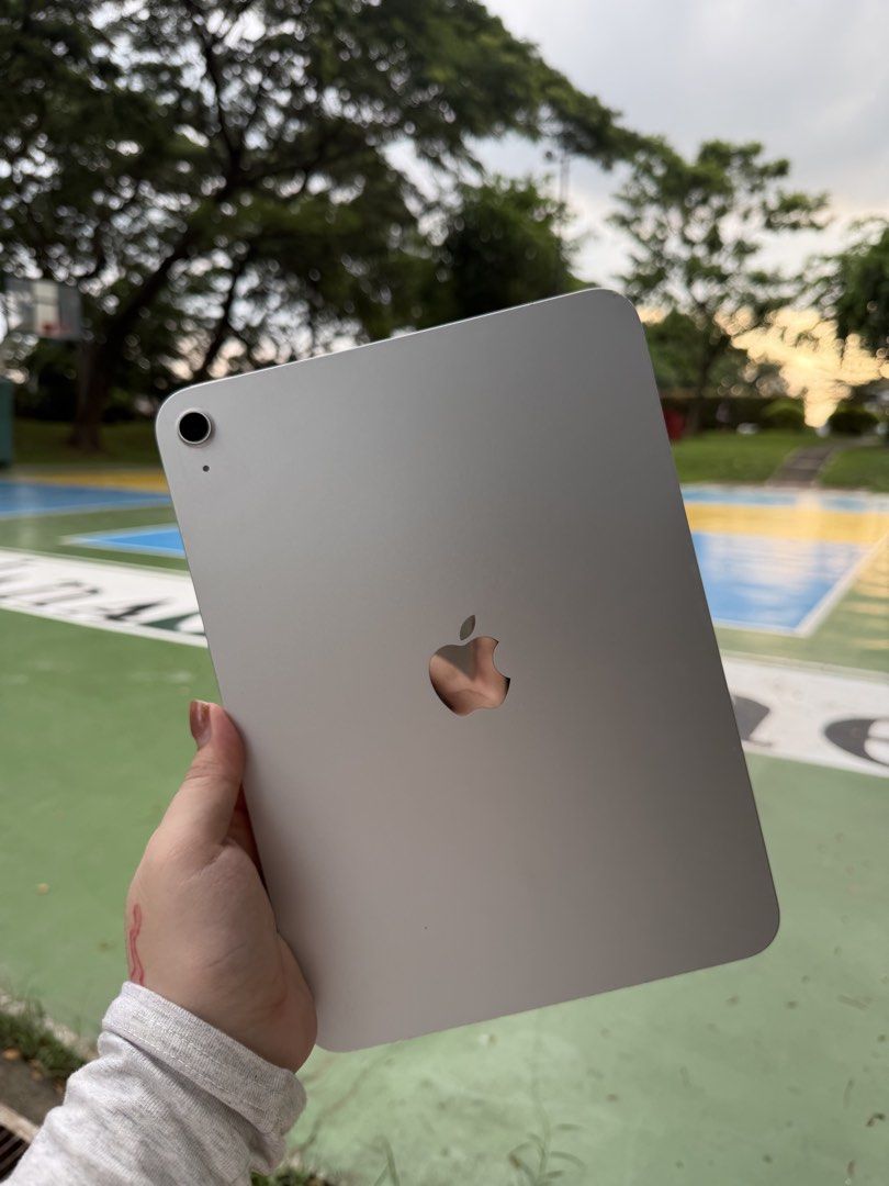 fs: iPad 11th gen | 128gb silver with box only (Category: iPad) located in Manila. Submitted by freeearth-47c6 (Listing ID 1461860725, Image 2). Description: fs: iPad 11th gen | 128gb silver with box only issue: small bakbak sa gilid dahil sa hard case (makikita niyo sa 3rd pic) -94% batt health 📍tondo mnl.