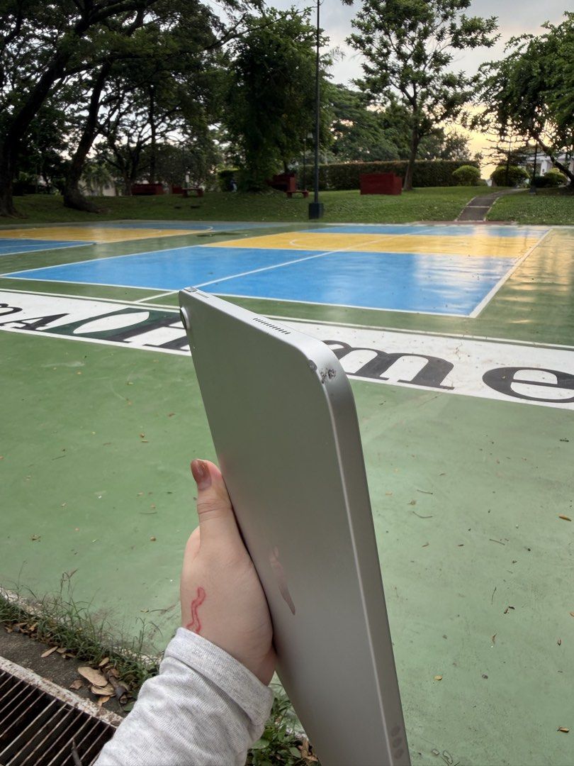 fs: iPad 11th gen | 128gb silver with box only (Category: iPad) located in Manila. Submitted by freeearth-47c6 (Listing ID 1461860725, Image 3). Description: fs: iPad 11th gen | 128gb silver with box only issue: small bakbak sa gilid dahil sa hard case (makikita niyo sa 3rd pic) -94% batt health 📍tondo mnl.