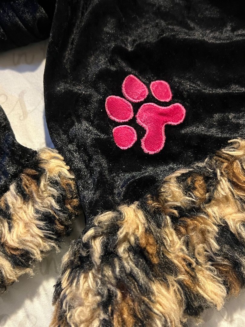fur hoodie (Category: Coats, Jackets and Outerwear) located in Caloocan City. Submitted by elleceeeee (Listing ID 1462002171, Image 2). Description: bought as bnew 2k of price can nego.