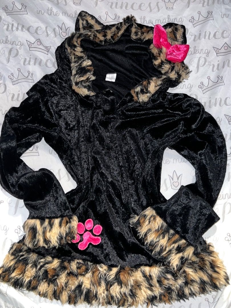fur hoodie (Category: Coats, Jackets and Outerwear) located in Caloocan City. Submitted by elleceeeee (Listing ID 1462002171, Image 1). Description: bought as bnew 2k of price can nego.