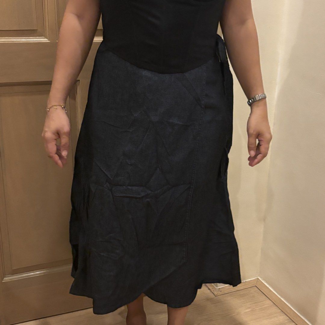 GAP Denim Wrap Skirt (Category: Skirts) located in Marikina City. Submitted by holymollyz (Listing ID 1461978641, Image 1). Description: .