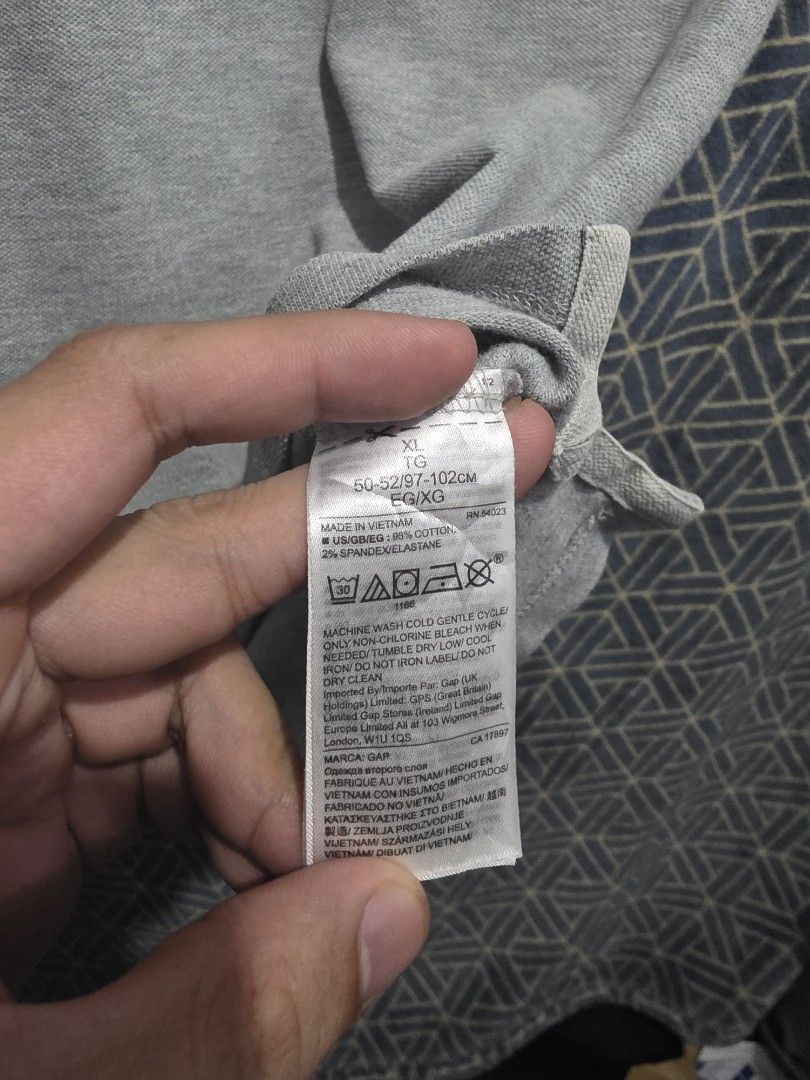 GAP Men's Grey Polo Shirt (Category: Tshirts & Polo Shirts ) located in Quezon City. Submitted by kick_mnl (Listing ID 1461870814, Image 3). Description: Grey polo shirt from GAP. Short sleeves, collared with two buttons. Made from cotton and spandex blend. Tag says XL, fits 50-52 / 97-102cm. Great for casual wear or a smart casual look. Easy to pair with jeans or shorts..