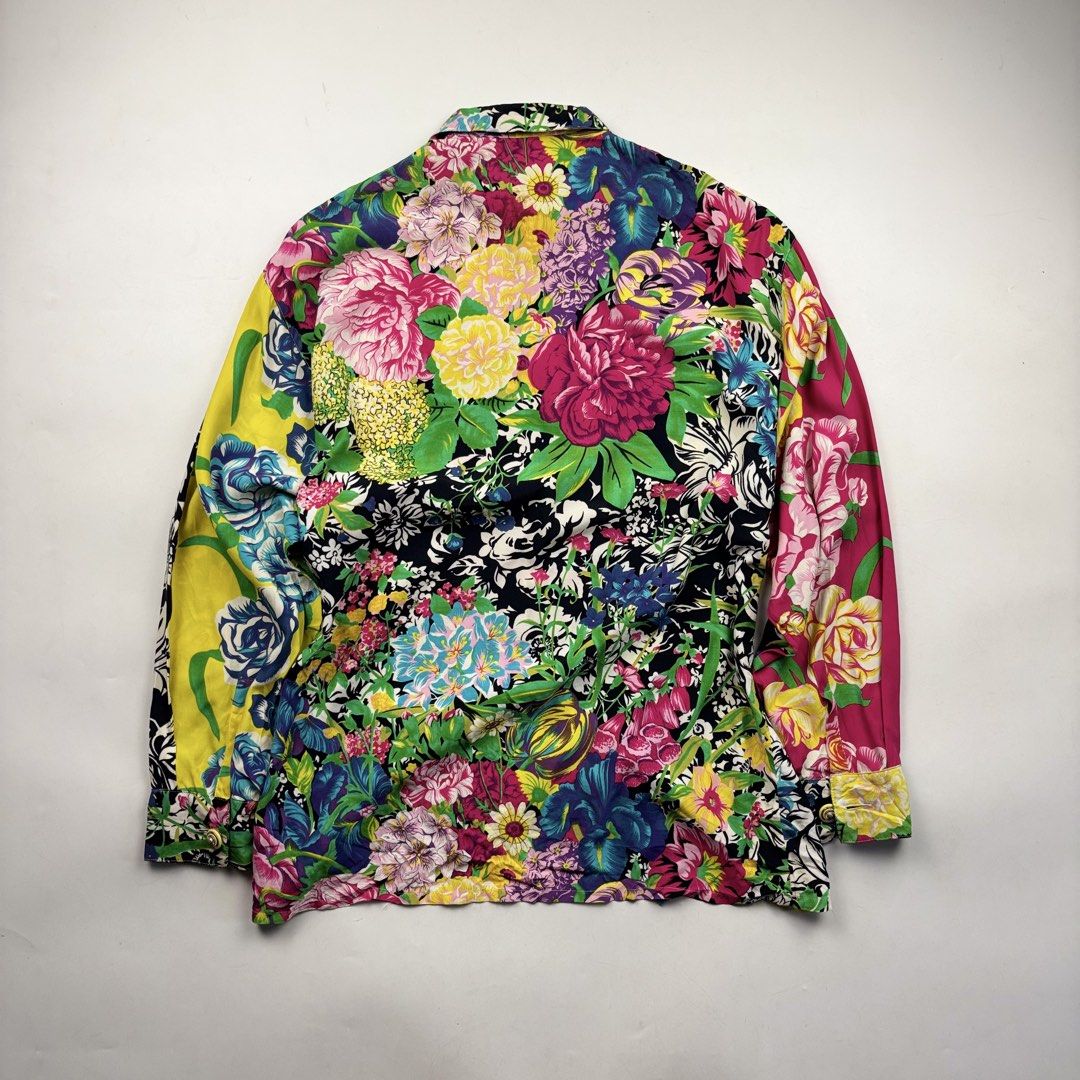 Gianni Versace Floral Button Down (Category: Longsleeves) located in Makati City. Submitted by ragrepository (Listing ID 1461949328, Image 2). Description: Gianni Versace Floral Button Down Tagged as 42 Length- 28” Pit to pit- 19” Sleeves- 21.5” Shoulder-18” Condition- 9/10 Flaw- Few stains .