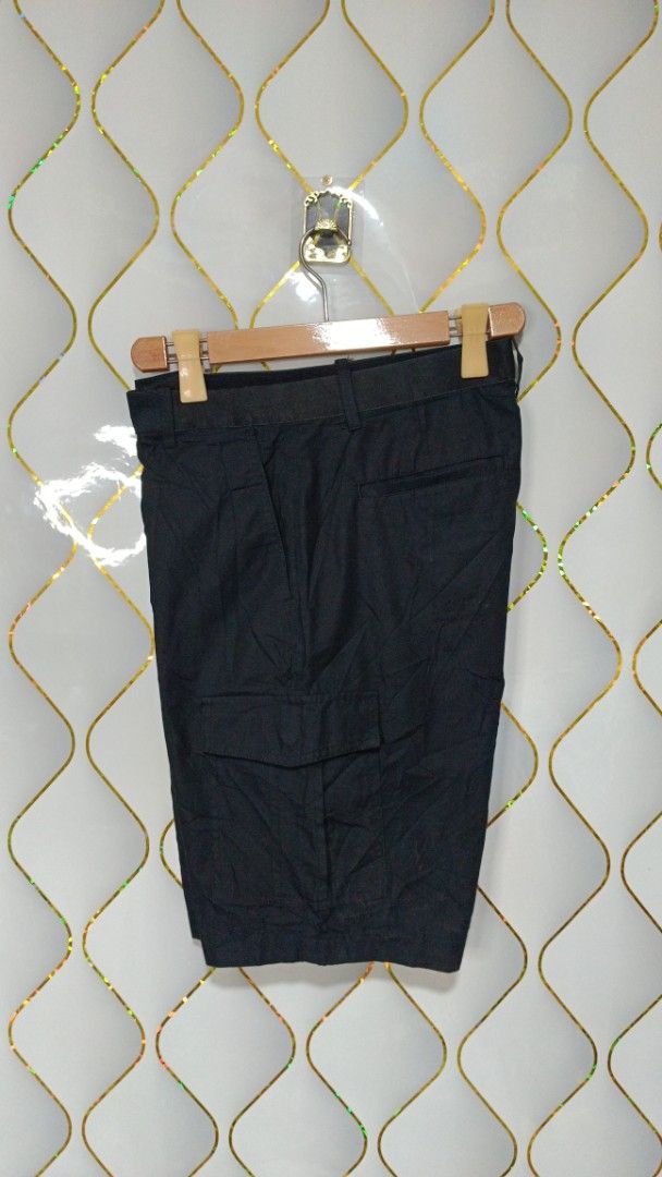 Giordano Regular Fit Cargo Shorts - Black - (Category: Shorts) located in Manila. Submitted by zariyah.1986 (Listing ID 1461801141, Image 3). Description: Giordano cargo shorts, size L. Regular fit, cotton blend. Features side pockets. Perfect for casual everyday wear, pairs easily with tees or polos..