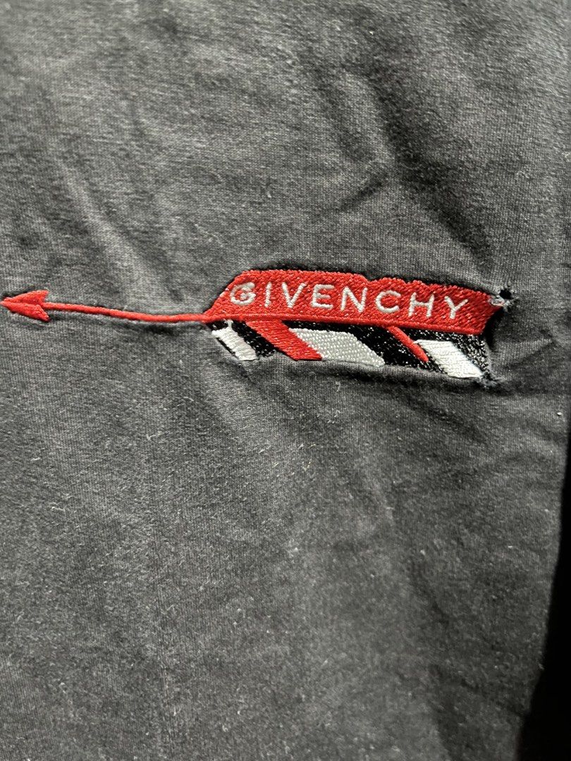 Givenchy Black T-shirt with Arrow Logo (Category: Tshirts & Polo Shirts ) located in San Pablo. Submitted by crazyr17 (Listing ID 1461940733, Image 2). Description: - Authentic Black Givenchy T-Shirt - Iconic embroidered arrow logo on chest - Made from 100% premium cotton - Size Medium (M) - has small hole near the logo - Ideal for everyday casual wear.