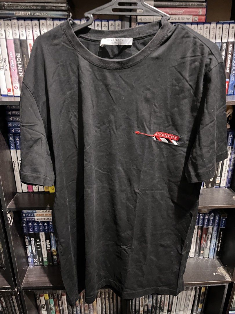 Givenchy Black T-shirt with Arrow Logo (Category: Tshirts & Polo Shirts ) located in San Pablo. Submitted by crazyr17 (Listing ID 1461940733, Image 1). Description: - Authentic Black Givenchy T-Shirt - Iconic embroidered arrow logo on chest - Made from 100% premium cotton - Size Medium (M) - has small hole near the logo - Ideal for everyday casual wear.
