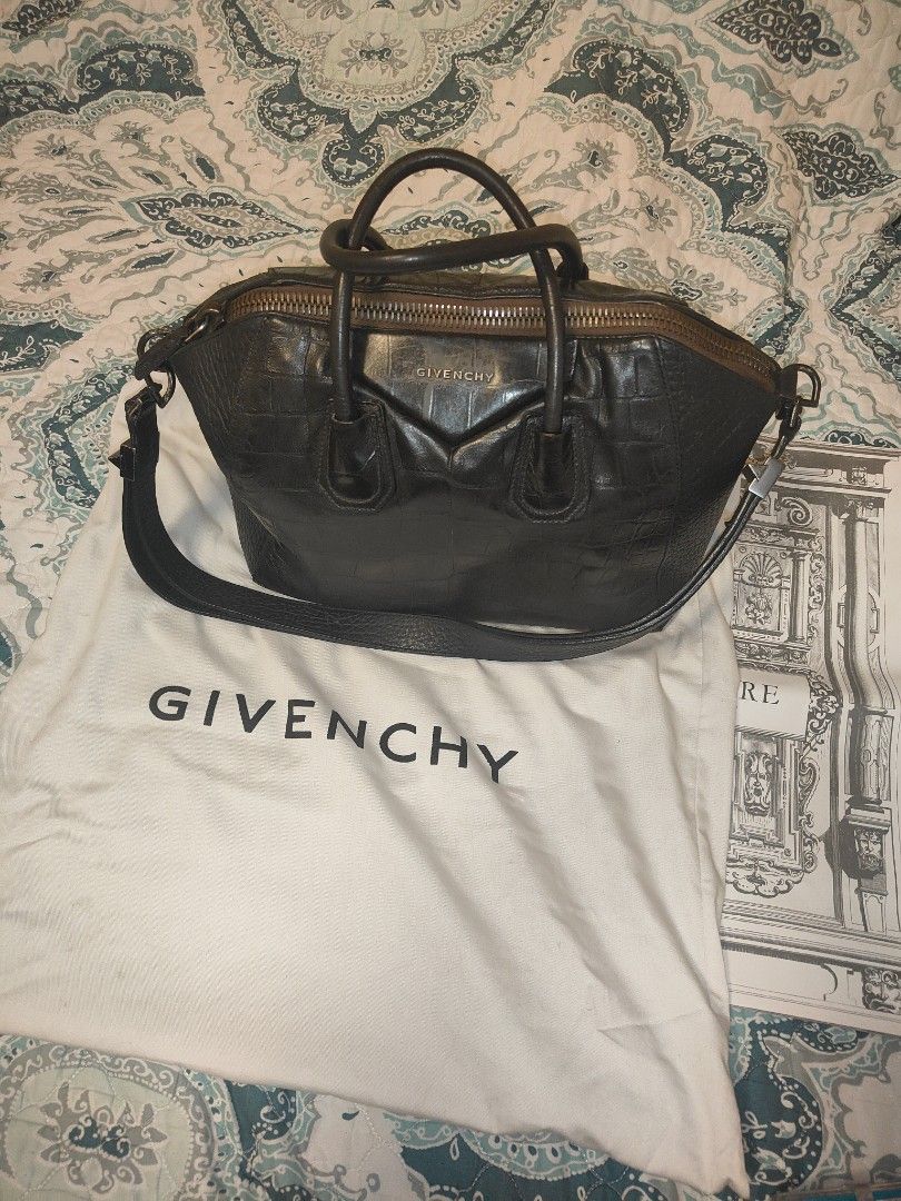 Givenchy Medium Antigona bag (Category: Cross-body Bags) located in Valenzuela. Submitted by kchinadol (Listing ID 1461805985, Image 1). Description: This Givenchy Medium Antigona satchel features the signature envelope fold logo and structured shape that is well known by Givenchy lovers everywhere. It also has elegant tonal hardware and metal logo detailing.An original Two rigid rolled leather top handles and a replaced longer leather shoulder s