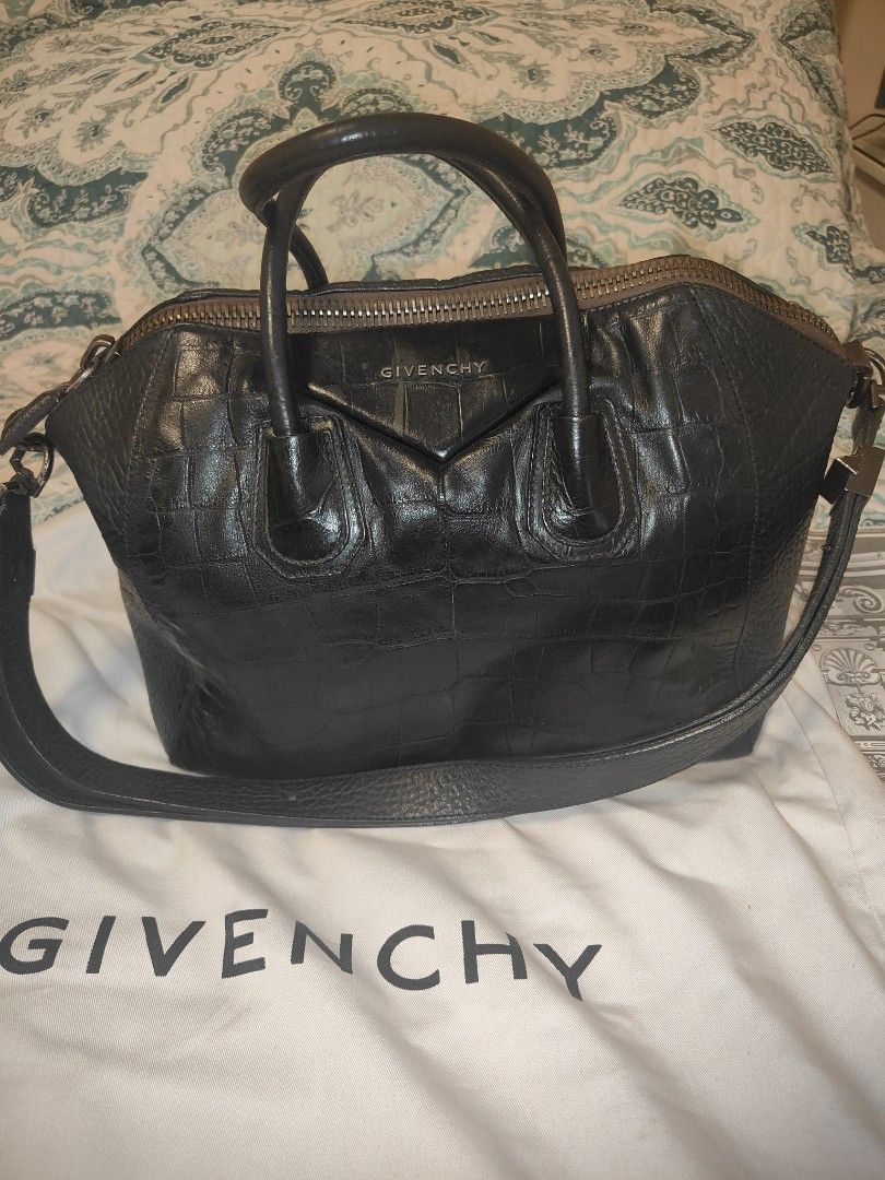 Givenchy Medium Antigona bag (Category: Cross-body Bags) located in Valenzuela. Submitted by kchinadol (Listing ID 1461805985, Image 3). Description: This Givenchy Medium Antigona satchel features the signature envelope fold logo and structured shape that is well known by Givenchy lovers everywhere. It also has elegant tonal hardware and metal logo detailing.An original Two rigid rolled leather top handles and a replaced longer leather shoulder s