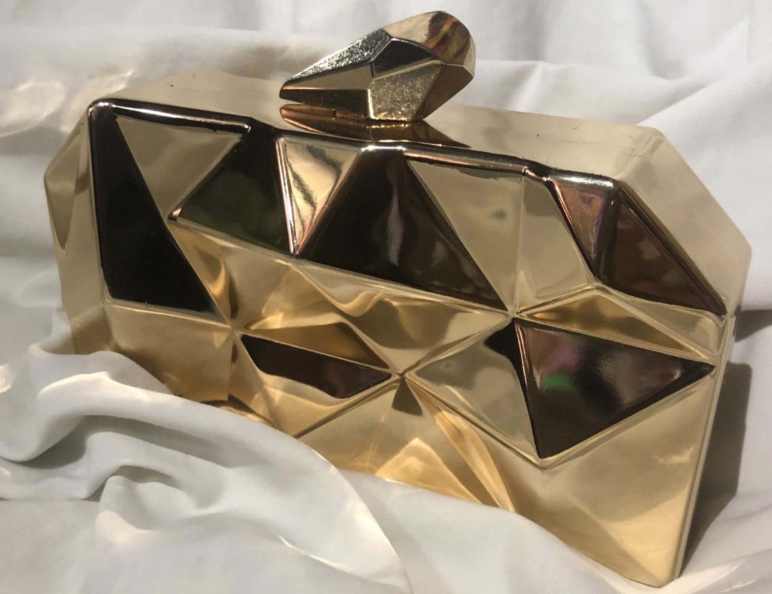 Gold cluth with Geometric pattern (Category: Clutches) located in Manila. Submitted by nabi_shesellsnotseashells (Listing ID 1461948257, Image 3). Description: • Good condition • No issues or damages • Comes with a gold chain strap • Perfect for events, or special occasions • Pre-loved, but still in great shape 🤍 📌 Selling because: Decluttering 💰 Price: ₱800 (can be negotiated) + shipping fee.