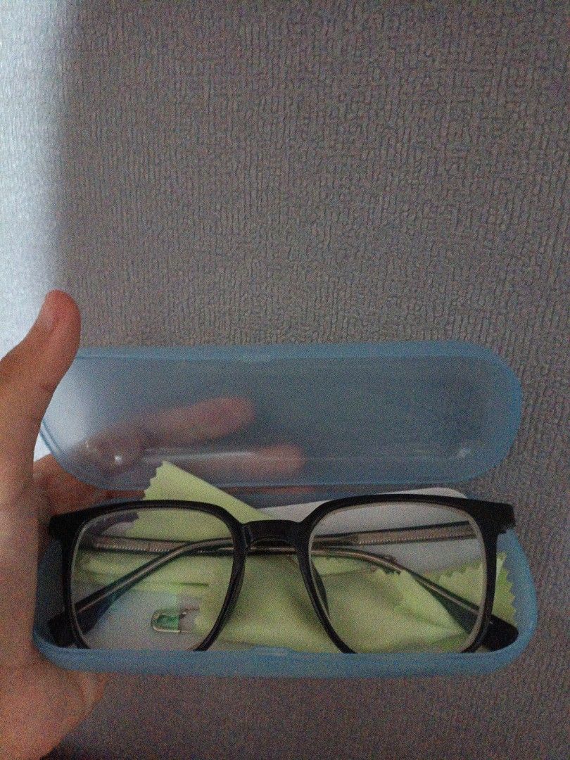 Graded eye glasses 300-200 left n right black frame (Category: Vision Care) located in Quezon City. Submitted by maxine_909 (Listing ID 1461864348, Image 1). Description: .
