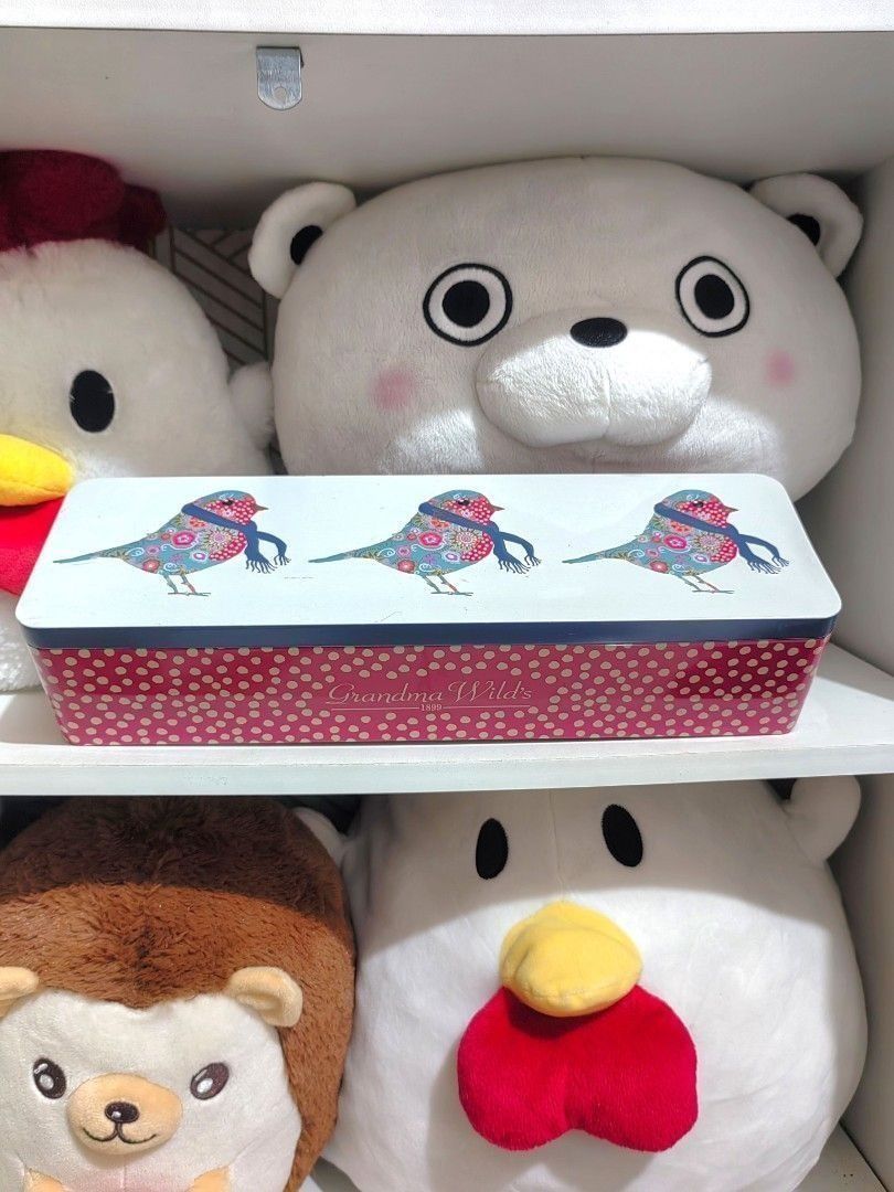 Grandma Wild's Patchwork Robin Ling Metal Bird Tin Case (Category: Vintage Collectibles) located in San Jose del Monte. Submitted by chimkenugets (Listing ID 1462012139, Image 1). Description: .