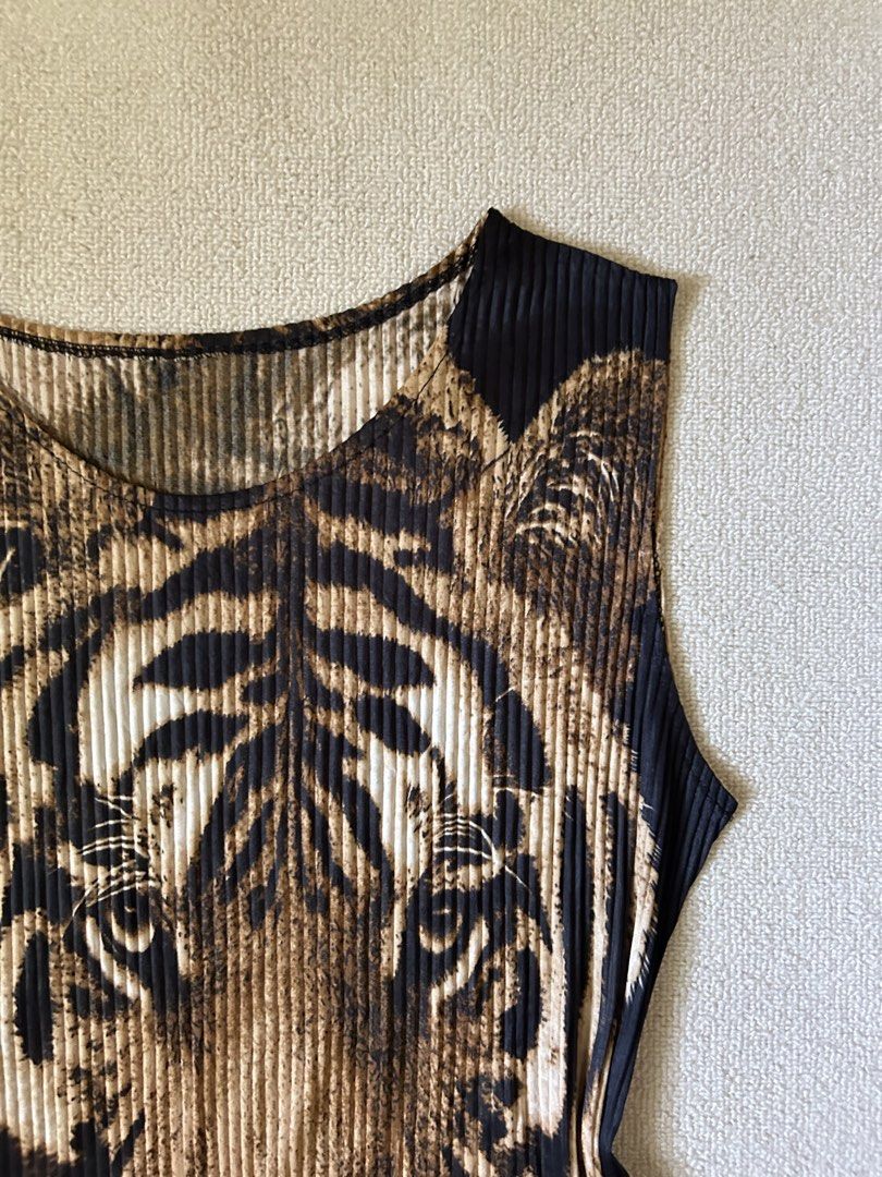 Graphic leopard Top (Category: Others Tops) located in Quezon City. Submitted by y2klar (Listing ID 1461981319, Image 3). Description: Graphic Leopard top Medium 10/10 Condition no flaws.