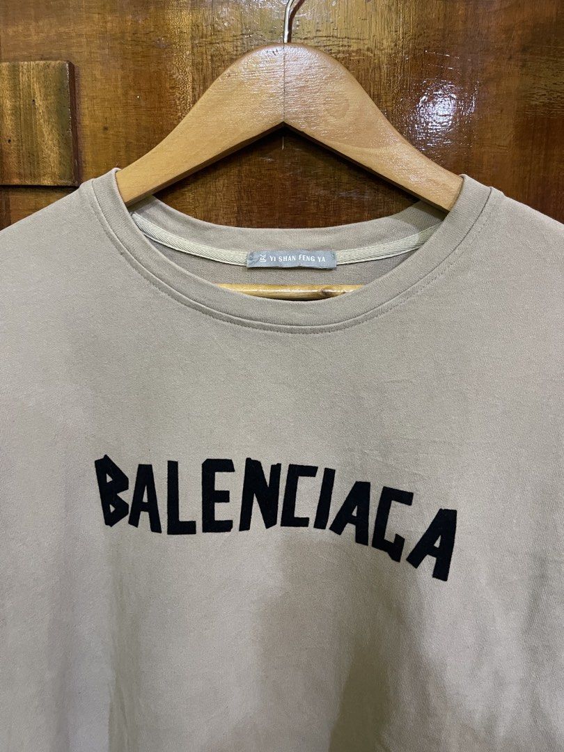 Graphic Shirt (Category: Tshirts & Polo Shirts ) located in Marikina City. Submitted by greatfindsmnlph (Listing ID 1462026155, Image 2). Description: Graphic Shirt Price: 250 Size: Large Width: 23 Length: 29 Color: Khaki Color Rate: 10/10 Condition: 10/10 almost new Very nice in actual.