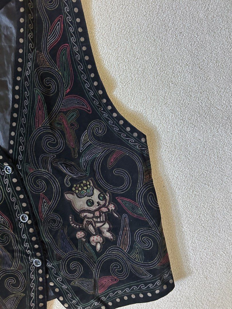 Graphic Vest/Top (Category: Others Tops) located in Quezon City. Submitted by y2klar (Listing ID 1461955910, Image 3). Description: Graphic Silk Vest top Medium-Large L-23 Width-21 10/10 Condition no flaws.