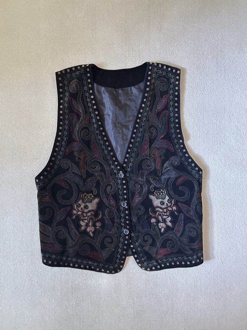 Graphic Vest/Top (Category: Others Tops) located in Quezon City. Submitted by y2klar (Listing ID 1461955910, Image 1). Description: Graphic Silk Vest top Medium-Large L-23 Width-21 10/10 Condition no flaws.