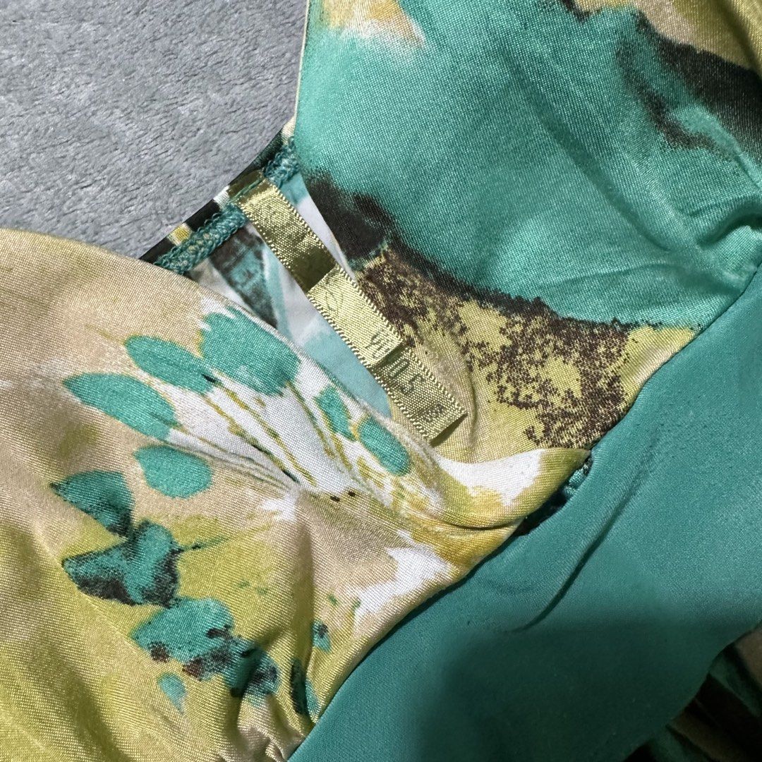Green Floral Spaghetti Strap Top Y2K (Category: Sleeveless) located in Villaverde. Submitted by bakatzy_secondhand_garments (Listing ID 1461844511, Image 3). Description: - Cute green and beige floral print - Spaghetti straps - Elasticated hem and waistband - Ideal for casual wear or layering.