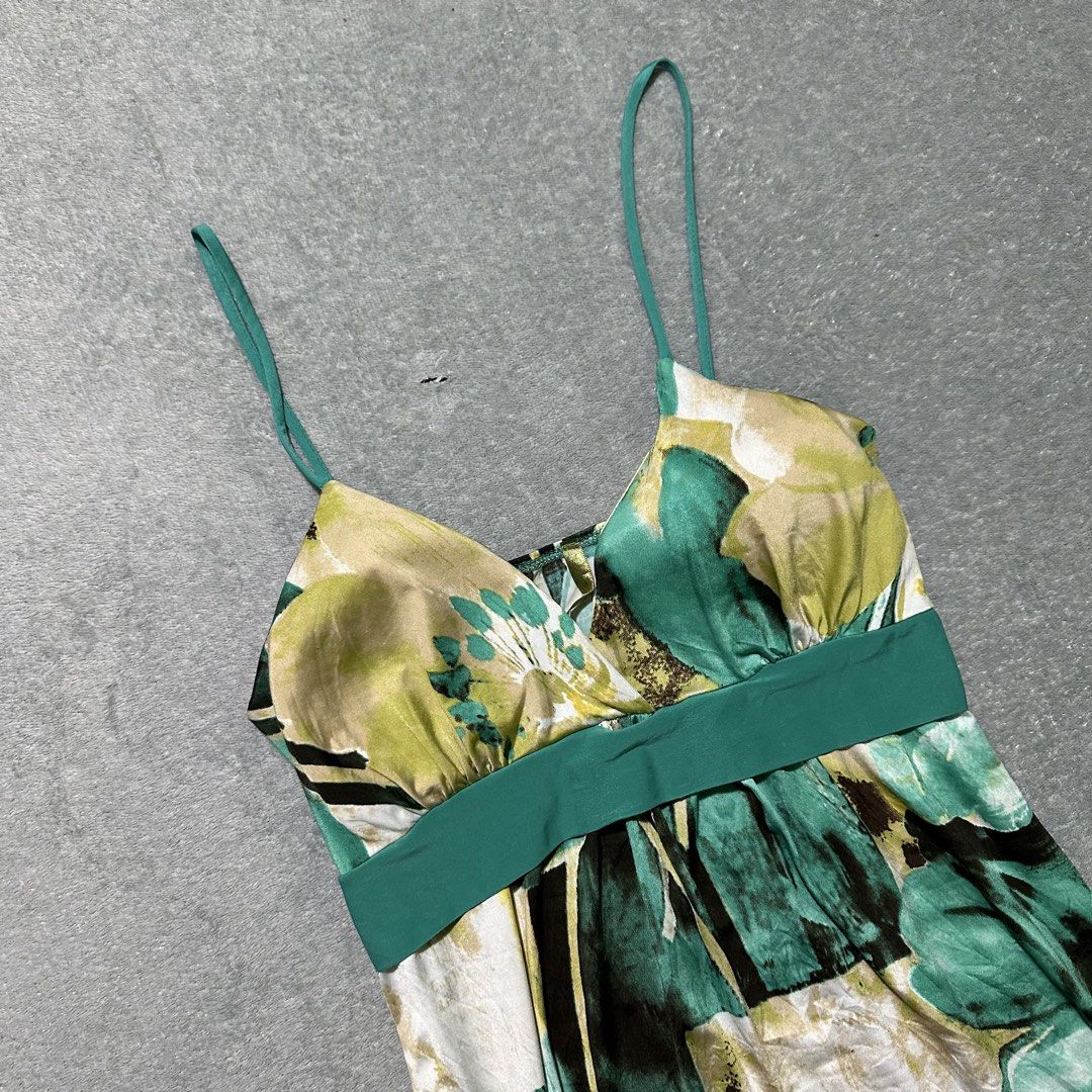 Green Floral Spaghetti Strap Top Y2K (Category: Sleeveless) located in Villaverde. Submitted by bakatzy_secondhand_garments (Listing ID 1461844511, Image 2). Description: - Cute green and beige floral print - Spaghetti straps - Elasticated hem and waistband - Ideal for casual wear or layering.