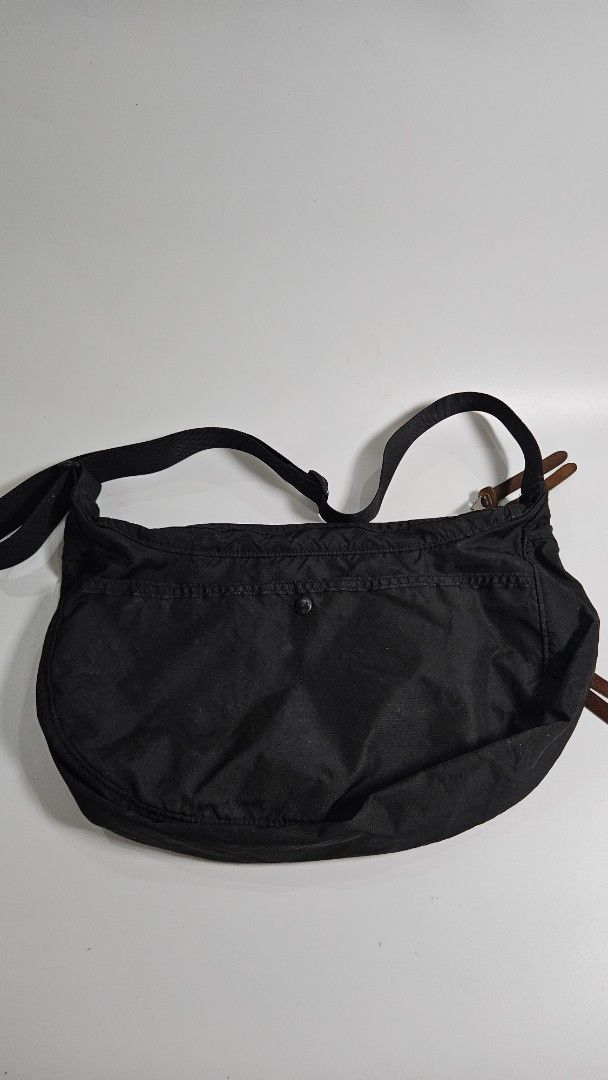Gregory Black satchel shoulder Bag (Category: Sling Bags) located in Alfonso. Submitted by jbcamet (Listing ID 1461934166, Image 3). Description: - Gregory crossbody bag - Adjustable strap for comfortable wear - Main compartment with secure zipper closure - Convenient small front pocket with zipper - Leather zipper pulls for a premium touch - Ideal for everyday use or travel - Ample space for your essentials.