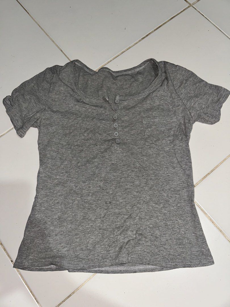 Grey Henley T-shirt with Pocket (Category: Tshirts & Polo Shirts ) located in General Trias. Submitted by dreange (Listing ID 1461865440, Image 1). Description: - Classic grey t-shirt - Short sleeves - Henley neckline - Small chest pocket on the left - Versatile and perfect for everyday wear - Easy to style with jeans or shorts -small to semi large.