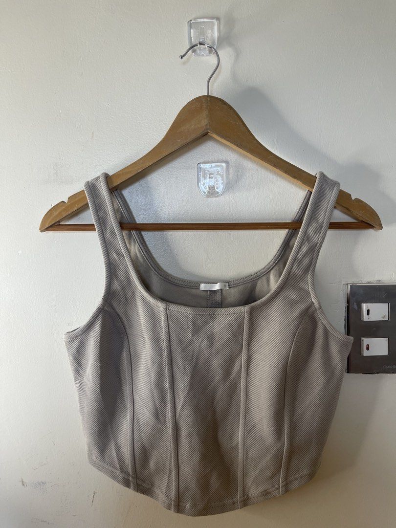 Gu by uniqlo M a50 (Category: Sleeveless) located in Baguio. Submitted by buyforless_2600 (Listing ID 1461864670, Image 1). Description: .