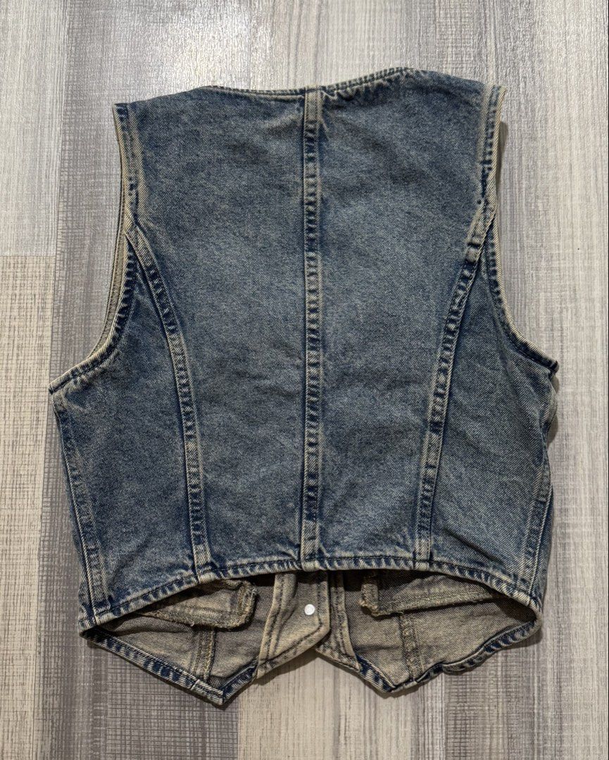 GU Denim Vest (Category: Sleeveless) located in Orani. Submitted by iveecrz (Listing ID 1461835558, Image 2). Description: .