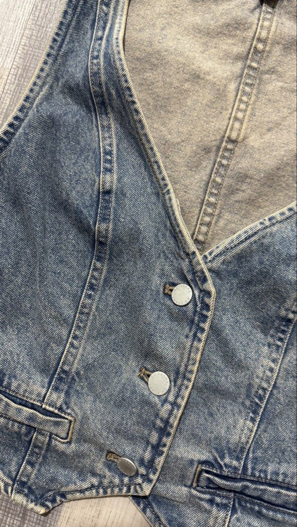 GU Denim Vest (Category: Sleeveless) located in Orani. Submitted by iveecrz (Listing ID 1461835558, Image 3). Description: .