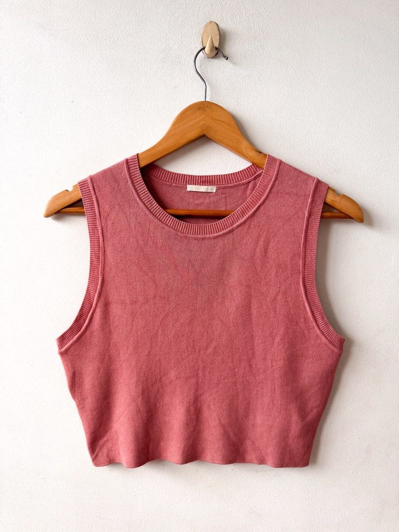 GU Knit Cropped Top (Uniqlo) (Category: Sleeveless) located in Mandaluyong City. Submitted by chubskalichummyjuno (Listing ID 1461920051, Image 3). Description: GU Knit Cropped Top (Uniqlo) XL Stretchable Good as new, no flaws or issue. Mandaluyong City ₱395.