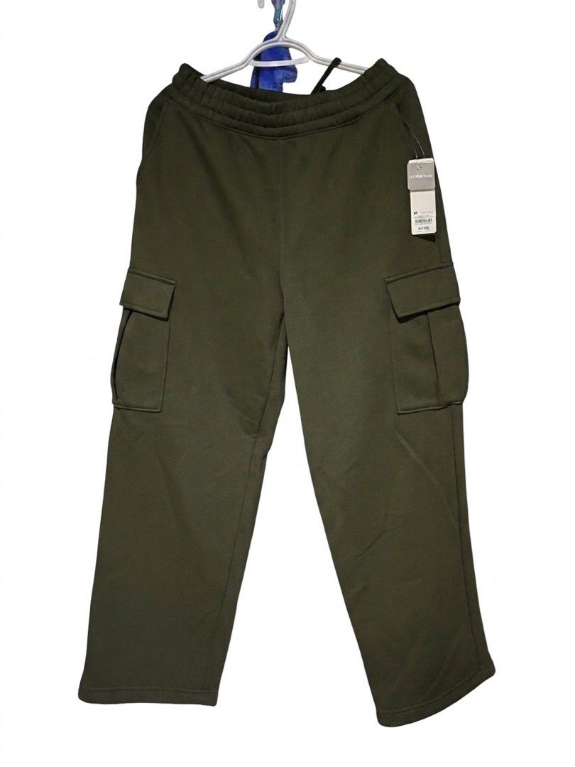 GU Olive Green Cargo Sweatpants Size M (Category: Other Bottoms) located in Baguio. Submitted by eethanmerx (Listing ID 1461825114, Image 2). Description: - Olive green cargo sweatpants - Comfortable and casual for everyday wear - Elastic waistband with adjustable drawstring - Two side pockets - Two cargo pockets on the legs - Elasticated cuffs for a snug fit.