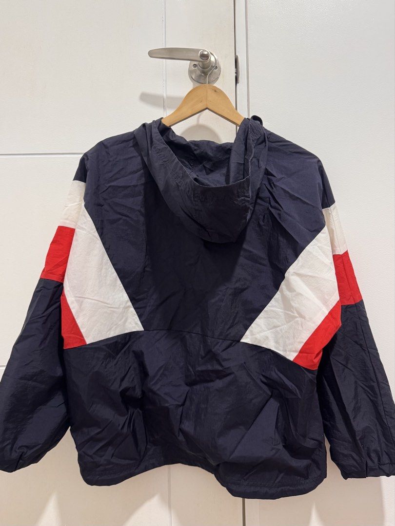 GU Oversized Parka Jacket (Uniqlo) (Category: Coats, Jackets and Outerwear) located in Mandaluyong City. Submitted by chubskalichummyjuno (Listing ID 1461917918, Image 2). Description: GU Color Block Parka Jacket (Uniqlo) Medium Width: 25” Length: 25” No issue, good as new. ₱950 Mandaluyong City.
