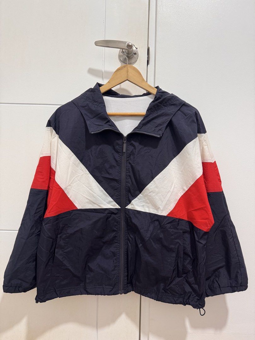 GU Oversized Parka Jacket (Uniqlo) (Category: Coats, Jackets and Outerwear) located in Mandaluyong City. Submitted by chubskalichummyjuno (Listing ID 1461917918, Image 1). Description: GU Color Block Parka Jacket (Uniqlo) Medium Width: 25” Length: 25” No issue, good as new. ₱950 Mandaluyong City.