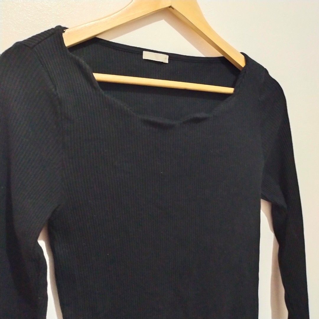 GU Ribbed Long-Sleeve Top (Black) (Category: Longsleeves) located in Subic. Submitted by mustardt_ (Listing ID 1461851063, Image 2). Description: A black long-sleeve top featuring a wide scoop neckline and a wavy/lettuce hem. size: 14.5in x 22.5in code: c732.