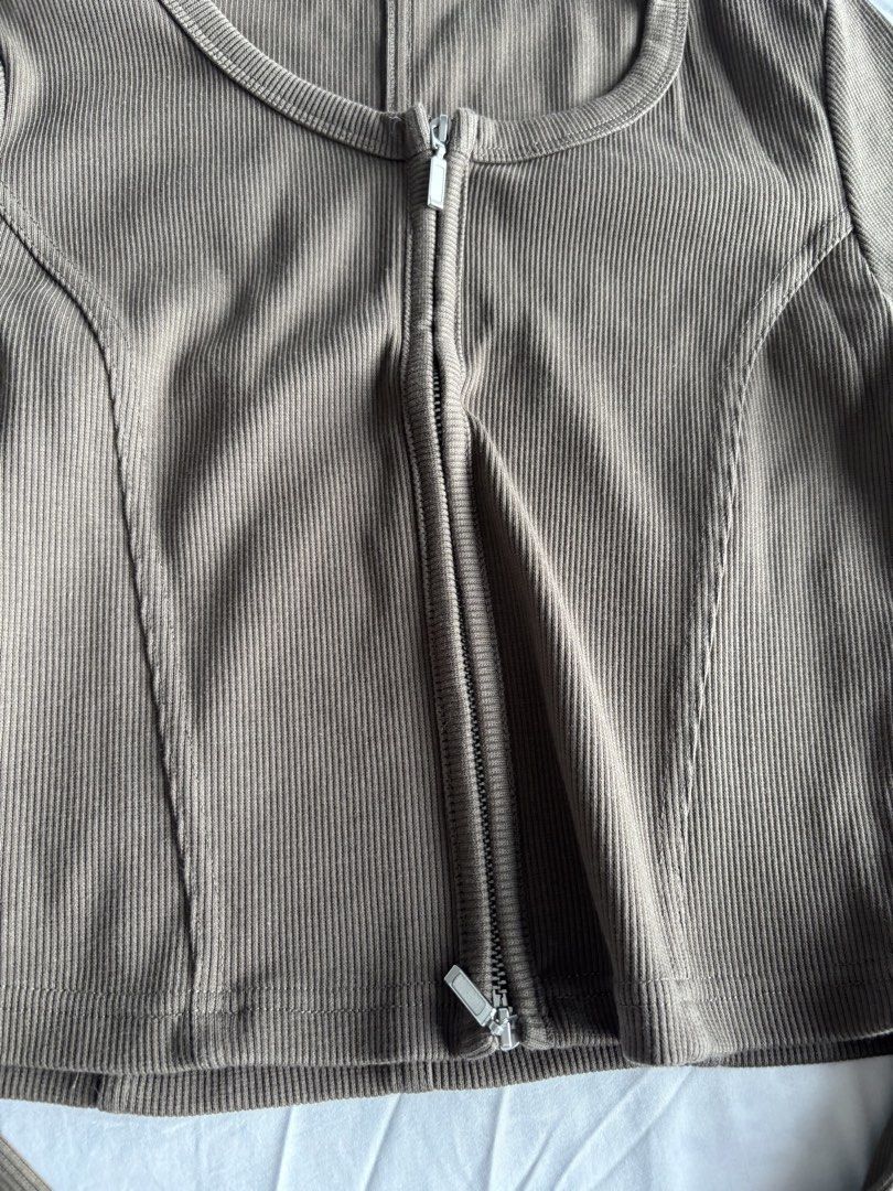 GU Ribbed Zip-Up Cropped Jacket (Category: Coats, Jackets and Outerwear) located in Makati City. Submitted by argelenfau89191 (Listing ID 1461842517, Image 3). Description: Used once only. Size : Small Color: Olive.