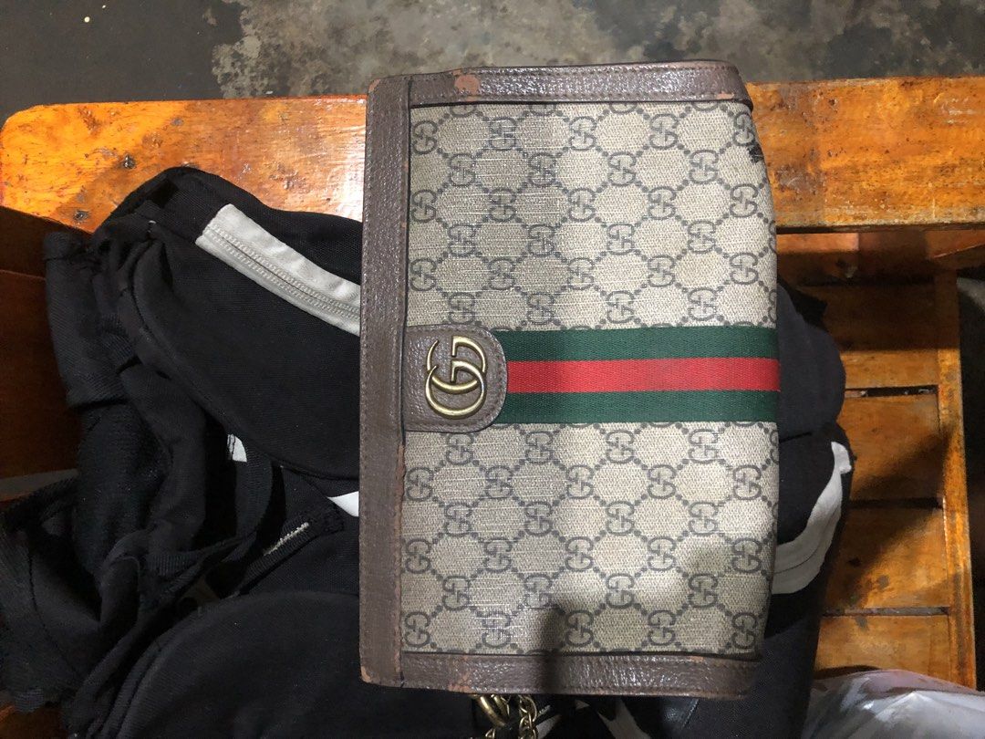 Gucci clutch bag (Category: Luxury Bags & Wallets) located in Manila. Submitted by mysticpenguin-af105c (Listing ID 1461909744, Image 1). Description: Plus sf.