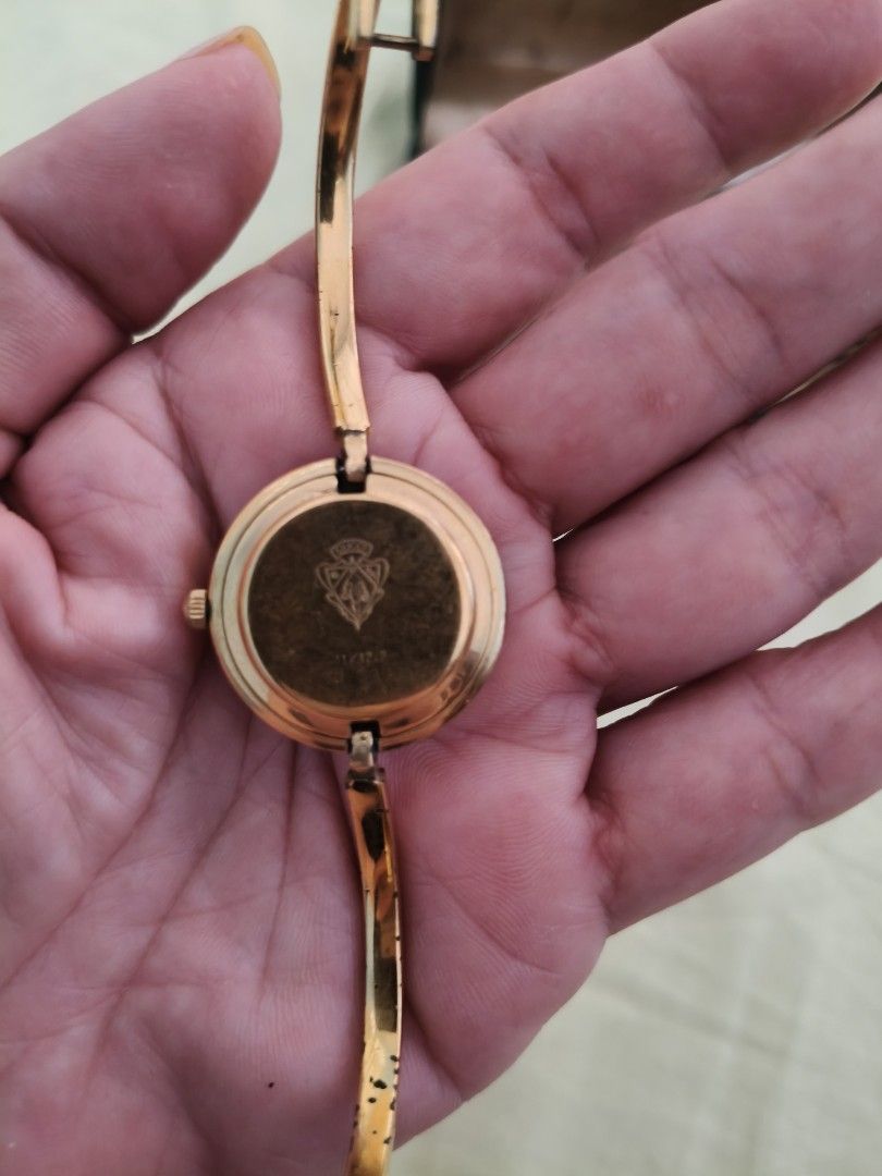 Gucci Watch with Interchangeable Bezel Set (Category: Women's Watches) located in Bulacan. Submitted by aichang21 (Listing ID 1461847386, Image 3). Description: - Authentic Gold-tone Gucci Watch - White Watch Face with Gold Hands & Markers - Includes Multiple Interchangeable Colorful Bezels - Original Box Included - Classic & Versatile Accessory.