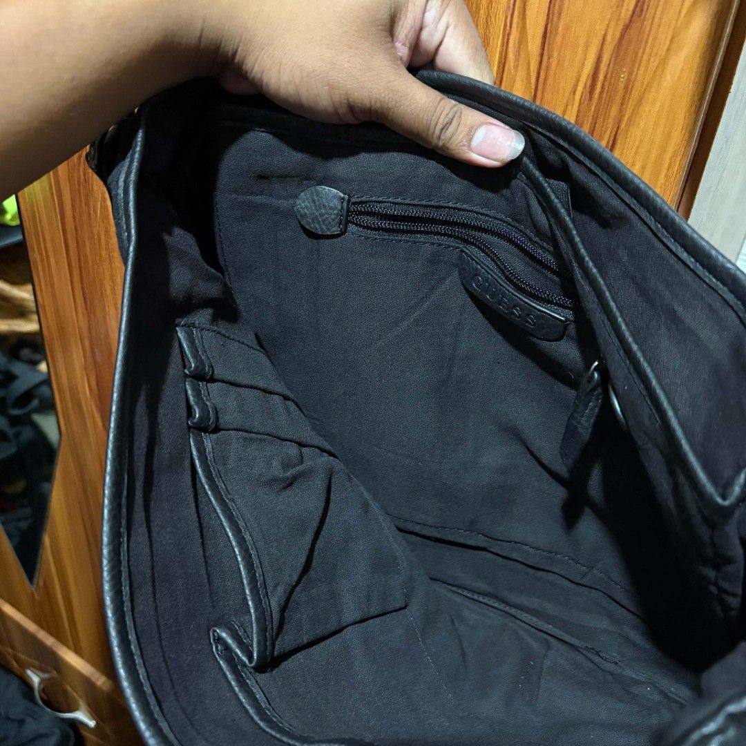 Guess messenger bag (Category: Sling Bags) located in Carmen. Submitted by aquarius.00 (Listing ID 1461928341, Image 3). Description: excellent matibay kasya laptop.