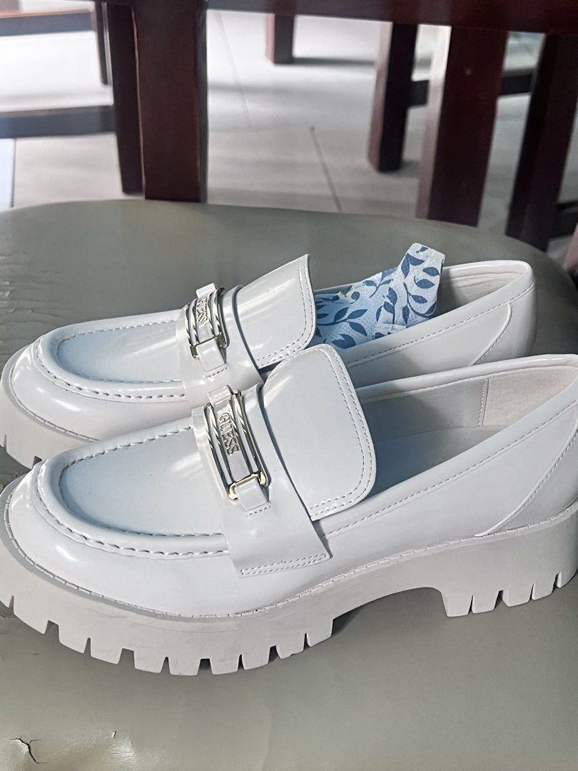 Guess White Chunky Sole Loafers (Category: Loafers) located in Manila. Submitted by cleverstone_21f597 (Listing ID 1461826119, Image 2). Description: - White patent loafers from Guess - Size 7 - Chunky lug sole for a modern look - Metal buckle detail across the vamp - Blue floral pattern inside lining - Perfect for dressing up or down.