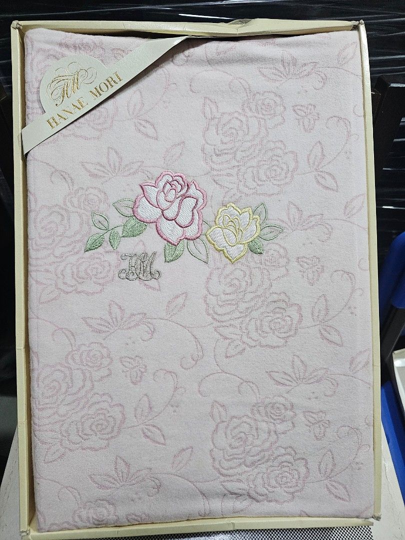 SALE❗HANAE MORI Flatsheet (Category: Bedding & Towels) located in Quezon City. Submitted by senyoramaria (Listing ID 1461986826, Image 1). Description: HANAE MORI Flatsheet 100% Cotton 140 x 240 cm Embossed ung design. *Damaged box pero malinis ung item. Php1200❗.